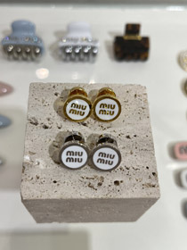 MIUMIU bianco smalto lettera metallo rotondo pulsante orecchini-3892  